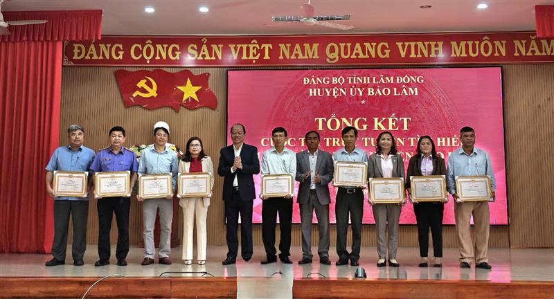 Lãnh đạo huyện trao giấy khen cho các đơn vị và cá nhân