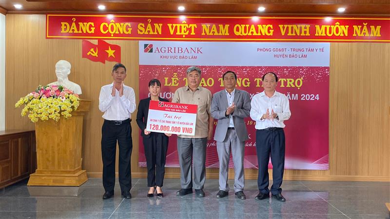 Đại diện lãnh đạo huyện Bảo Lâm và Agribank khu vực Bảo Lâm  trao an sinh xã hội cho y tế