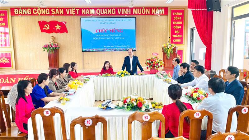 Đ/c Nguyễn Viết Vân, Bí thư Huyện ủy phát biểu chúc mừng