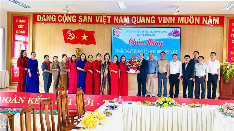 	Đ/c Nguyễn Viết Vân, Bí thư Huyện ủy tặng hoa chúc mừng