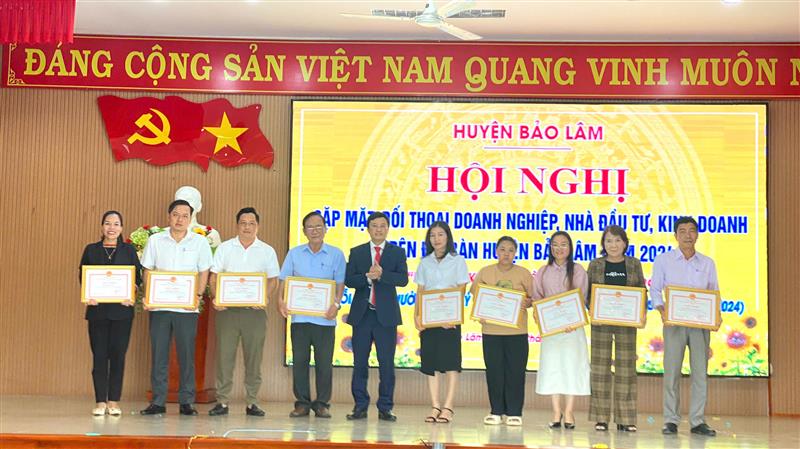 Lãnh đạo huyện Bảo Lâm tặng giấy khen cho các doanh nghiệp có nhiều đóng góp trong phát triển kinh tế và an sinh xã hội của huyện.