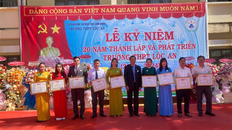 Tặng bằng khen và giấy khen cho các tập thể, cá nhân vì đã có thành tích xuất sắc trong hoạt động dạy học.