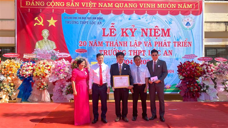 Tặng bằng khen và giấy khen cho các tập thể, cá nhân vì đã có thành tích xuất sắc trong hoạt động dạy học.