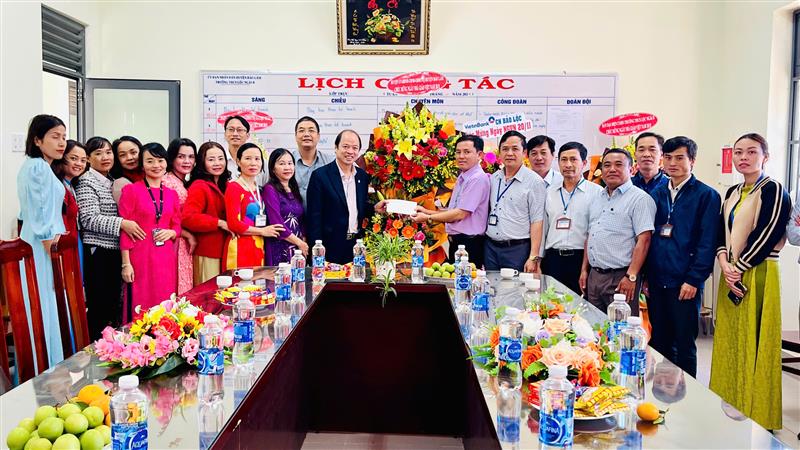 Đ/c Bí thư Huyện uỷ tặng hoa chúc mừng Trường THCS Lộc Ngãi B