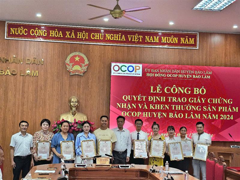 Lãnh đạo huyện trao giấy chứng nhận và khen thưởng cho các sản phẩm đạt Ocop 3 sao năm 2024.