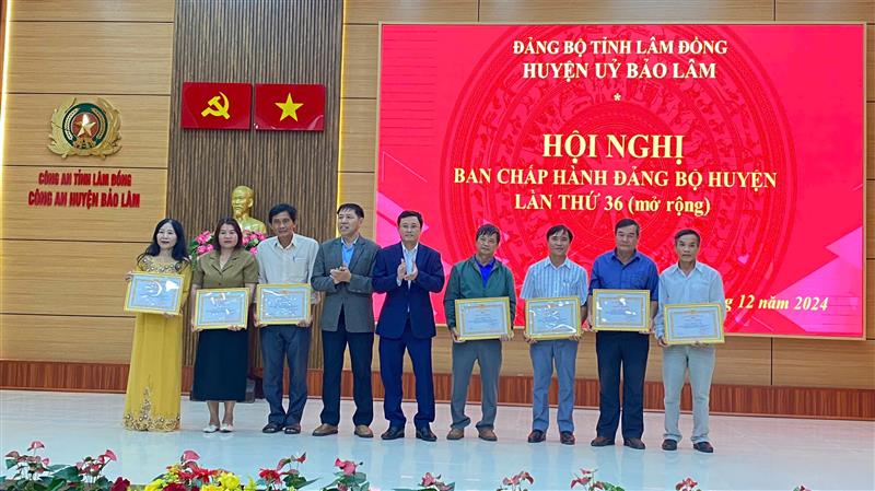 Đảng bộ huyện Bảo Lâm tặng giấy khen các đảng viên hoàn thành xuất sắc nhiệm vụ 5 năm liền