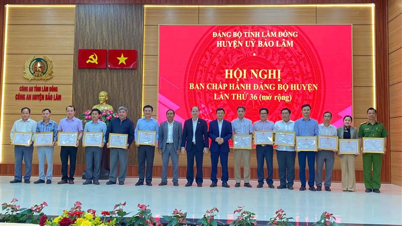 UBND huyện tặng giấy khen cho các đơn vị hoàn thành tốt nhiệm vụ năm 2024