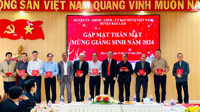 Khen thưởng cho các tập thể, cá nhân chức sắc, chức việc.