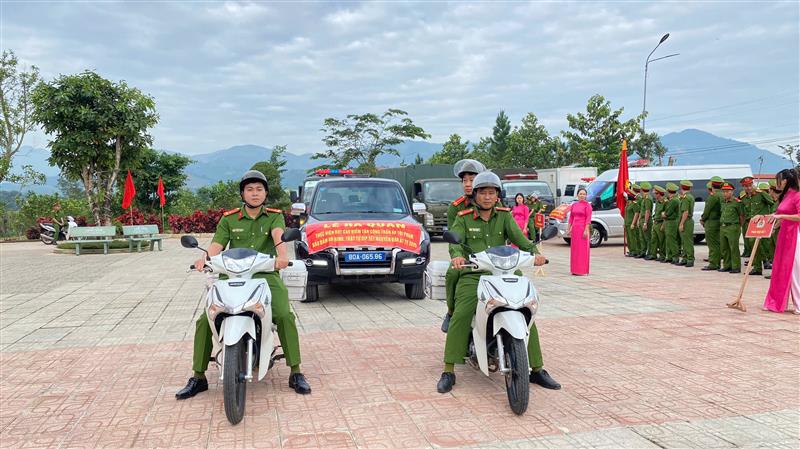 tổ chức diễu hành biểu dương lực lượng tại các tuyến đường trên địa bàn, tuyên truyền công tác đấu tranh, phòng chống tội phạm, tệ nạn xã hội và đảm bảo trật tự an toàn giao thông