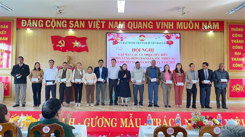 tri ân những đóng góp của các cá nhân, người có uy tín trong vùng đồng bào dân tộc thiểu số