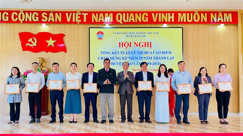 Trao tặng giấy khen cho 10 tập thể có thành tích xuất sắc trong tuần lễ cao điểm chào mừng kỷ niệm 30 năm thành lập huyện