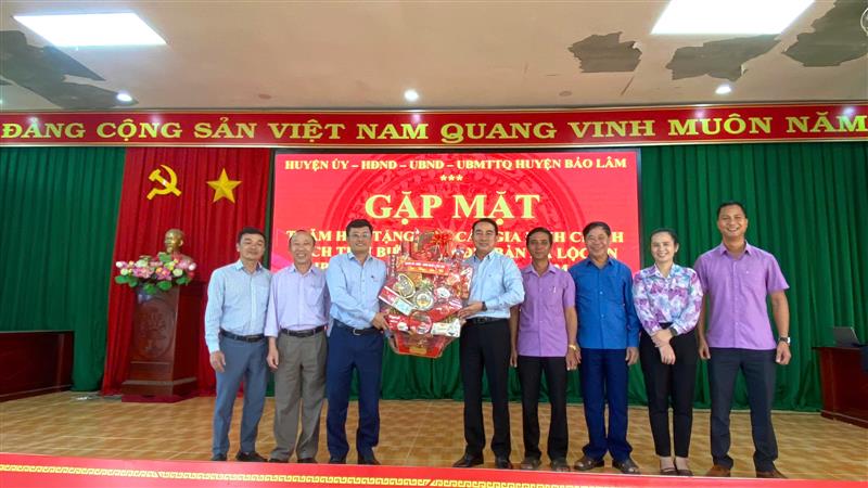 Đồng chí Trương Hoài Minh, Phó Bí thư huyện ủy, Chủ tịch UBND huyện tặng quà tết cho CBCC xã Lộc An