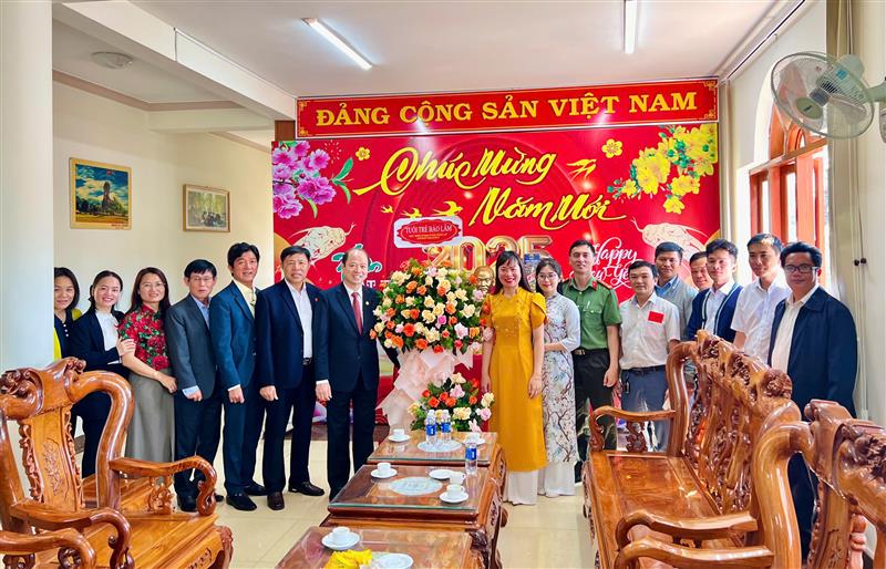 Huyện đoàn tặng hoa chúc mừng Huyện ủy Bảo Lâm nhân kỷ niệm 95 năm Ngày thành lập Đảng Cộng sản Việt Nam