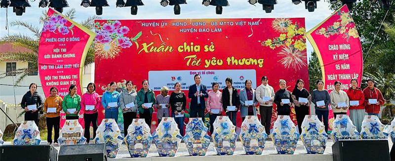 Lãnh đạo huyện trao quà cho hội viên phụ nữ nghèo, hội viên có hoàn cảnh khó khăn