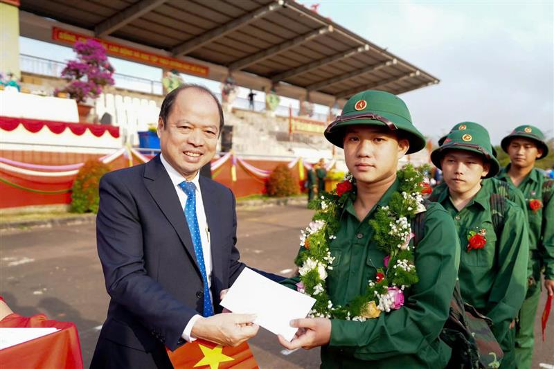 Các đồng chí lãnh đạo địa phương tặng quà cho các tân binh trước lúc lên đường nhập ngũ