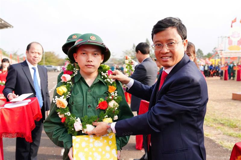 Các đồng chí lãnh đạo địa phương tặng quà cho các tân binh trước lúc lên đường nhập ngũ