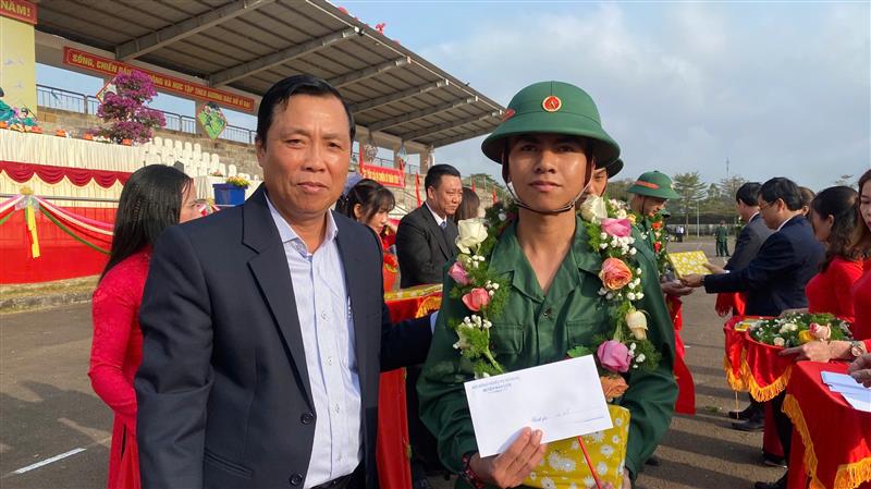 Các đồng chí lãnh đạo địa phương tặng quà cho các tân binh trước lúc lên đường nhập ngũ