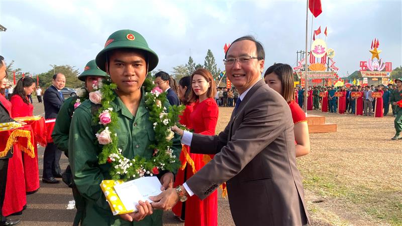 Các đồng chí lãnh đạo địa phương tặng quà cho các tân binh trước lúc lên đường nhập ngũ