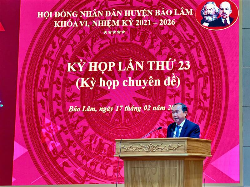 Đồng chí K’Lình - Phó Bí thư Thường trực Huyện uỷ - Chủ tịch HĐND huyện phát biểu khai mạc kỳ họp