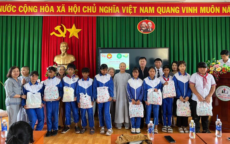 Trao tặng quà cho học sinh hiếu học có hoàn cảnh khó khăn tại trường TH&THCS Nguyễn Văn Trỗi, xã Lộc Lâm