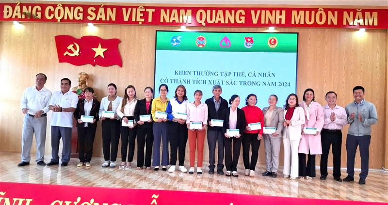 Khen thưởng cho các tập thể và cá nhân đạt thành tích xuất sắc trong hoạt động quản lý vốn ủy thác Ngân hàng Chính sách xã hội huyện năm 2024