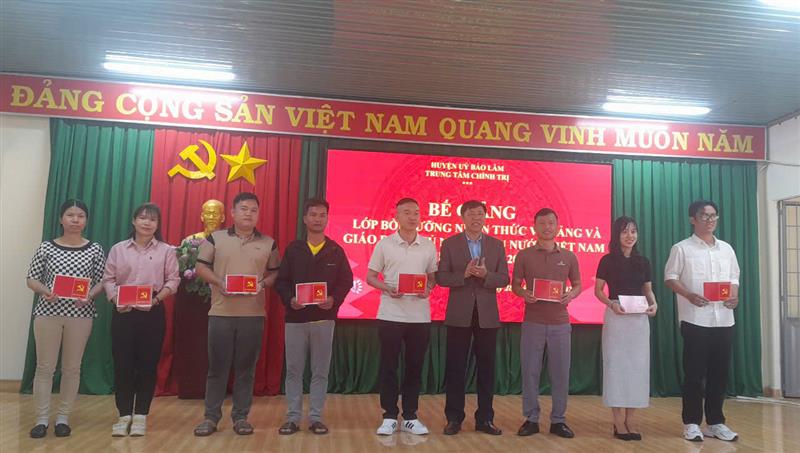 Đồng chí Hoàng Ngọc Khuyên trao giấy chứng nhận hoàn thành chương trình cho học viên