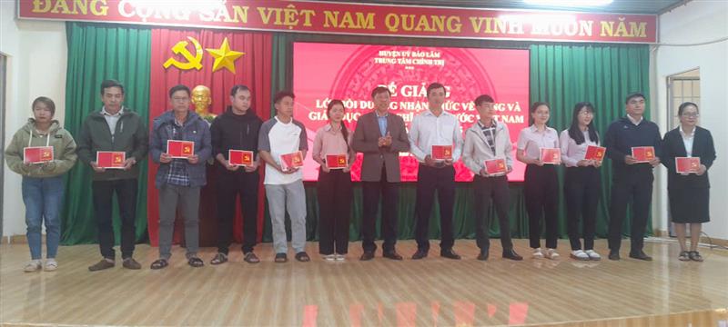 Đồng chí Hoàng Ngọc Khuyên trao giấy chứng nhận hoàn thành chương trình cho học viên