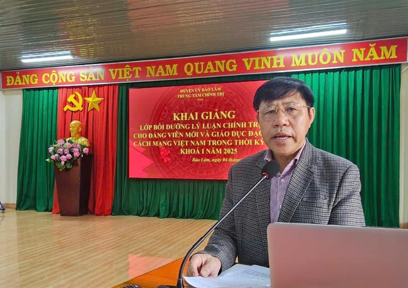 Đồng chí Hoàng Ngọc Khuyên – UVBTV, Trưởng Ban Tuyên giáo& Dân vận, Giám đốc Trung tâm Chính trị huyện phát biểu chỉ đạo lớp học