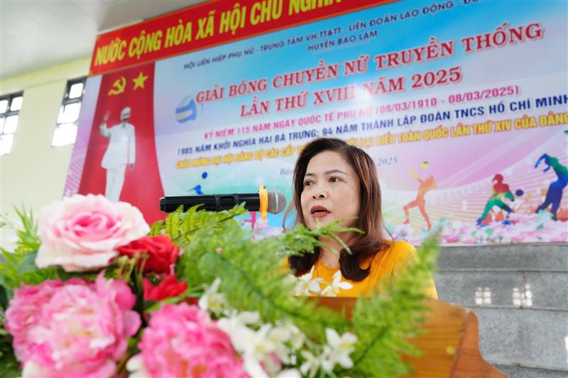 Bà Nguyễn Thị Thu Hoài, Chủ tịch Hội LHPN huyện phát biểu khai mạc