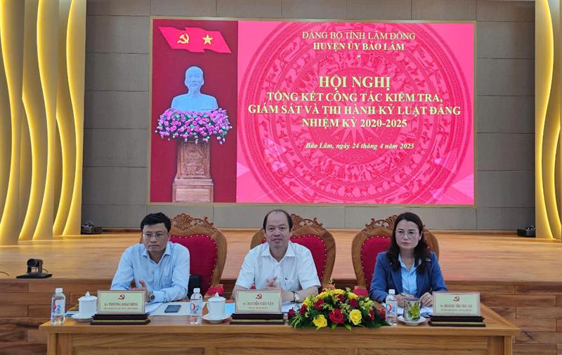 Chủ trì hội nghị