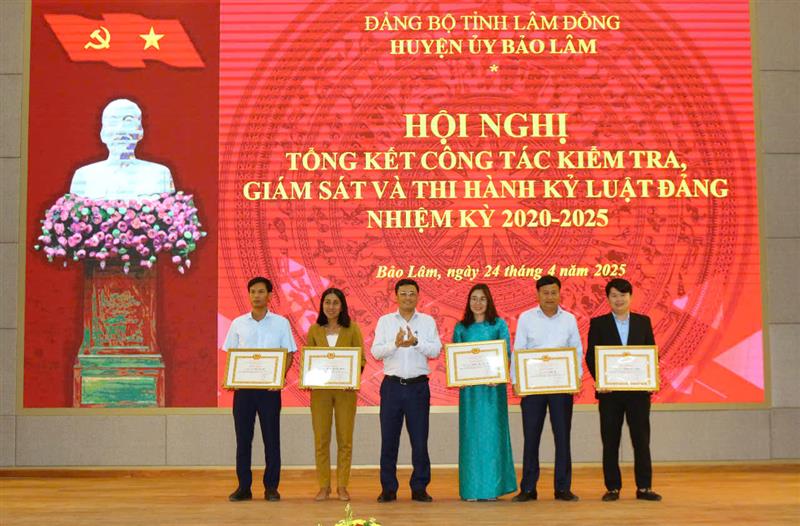 Huyện ủy Bảo Lâm khen thưởng các cá nhân có thành tích xuất sắc trong công tác kiểm tra, giám sát và thi hành kỷ luật Đảng trong nhiệm kỳ 2020 - 2025