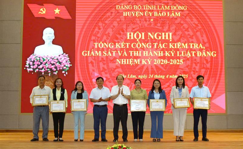 Huyện ủy Bảo Lâm khen thưởng các tập thể có thành tích xuất sắc trong công tác kiểm tra, giám sát và thi hành kỷ luật Đảng trong nhiệm kỳ 2020 - 2025