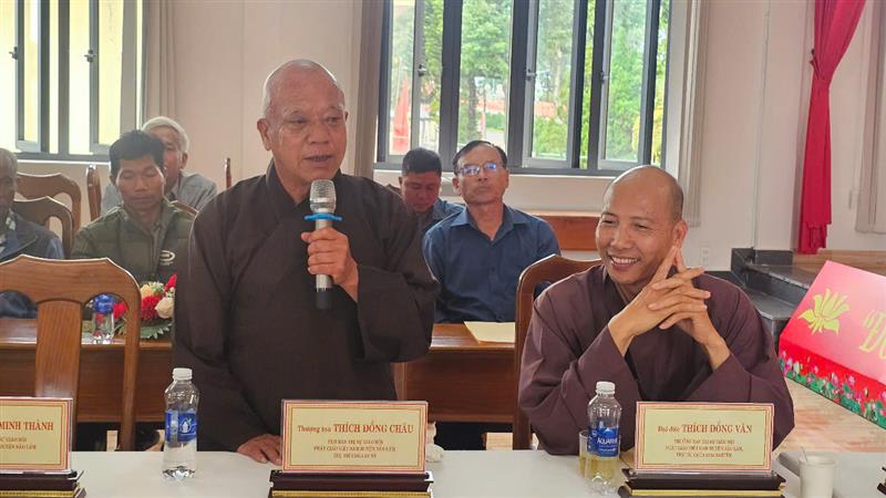Các vị chức sắc Phật giáo trao đổi với lãnh đạo huyện