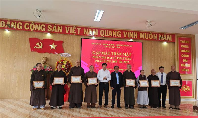 Khen thưởng cho các cá nhân có đóng góp tích cực trong các phong trào thi đua yêu nước