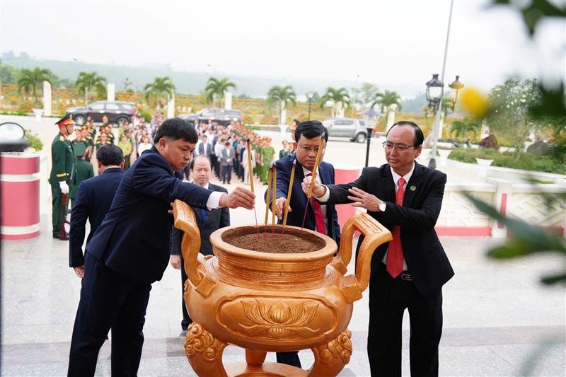 Một số hình ảnh tại buổi viếng đài tưởng niệm các anh hùng liệt sỹ