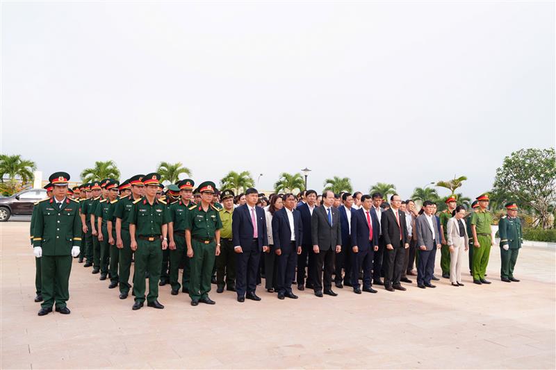 Một số hình ảnh tại buổi viếng đài tưởng niệm các anh hùng liệt sỹ