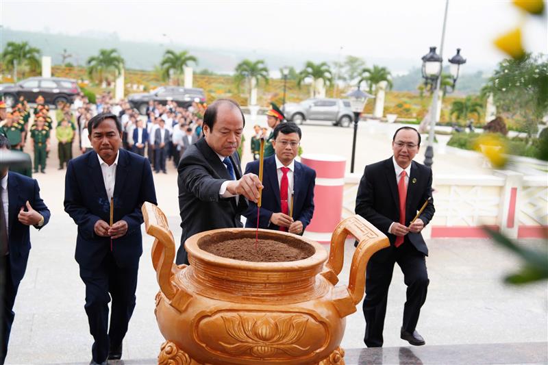 Một số hình ảnh tại buổi viếng đài tưởng niệm các anh hùng liệt sỹ
