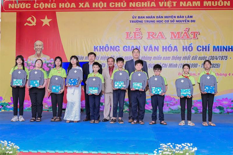 Tặng quà cho các khối lớp đạt thành tích xuất sắc trong việc trang trí Không gian văn hóa Hồ Chí Minh. 