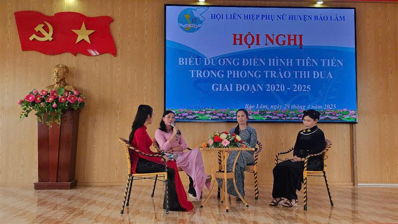 Các đại biểu tọa đàm chia sẽ những kinh nghiệm trong công tác quản lý, tổ chức hoạt động hội tại cơ sở; những cách làm hay, những mô hình sáng tạo trong phát triển kinh tế của chị em hội viên