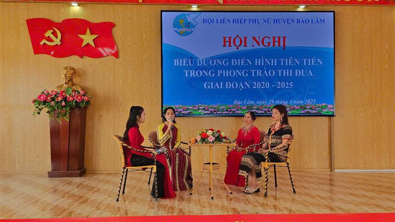 Các đại biểu tọa đàm chia sẽ những kinh nghiệm trong công tác quản lý, tổ chức hoạt động hội tại cơ sở; những cách làm hay, những mô hình sáng tạo trong phát triển kinh tế của chị em hội viên