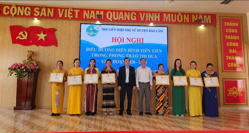 Lãnh đạo huyện khen thưởng cho các cá nhân, tập thể thành tích trong phong trào thi đua yêu nước giai đoạn 2020-2025