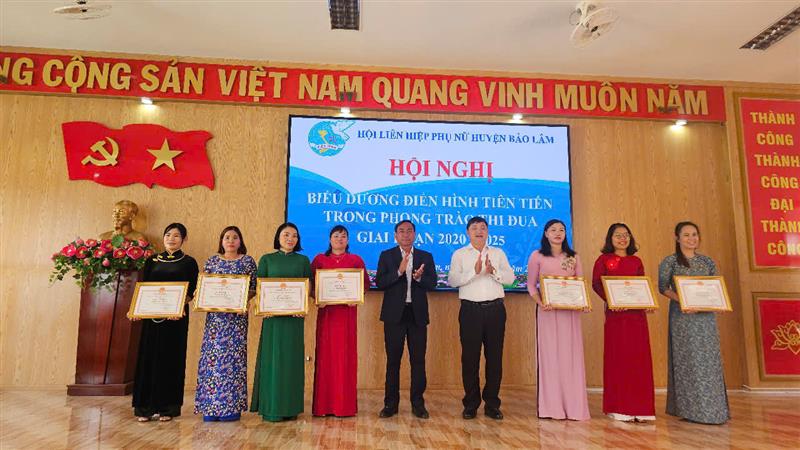 Lãnh đạo huyện khen thưởng cho các cá nhân, tập thể thành tích trong phong trào thi đua yêu nước giai đoạn 2020-2025