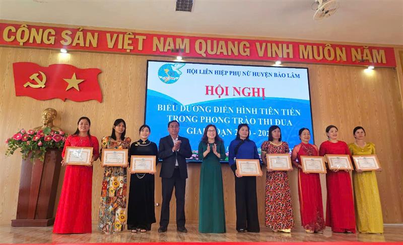 LHPN huyện Bảo Lâm trao giấy khen tập thể, cá nhân có thành tích trong phong trào thi đua yêu nước trên các lĩnh vực giai đoạn 2020-2025.