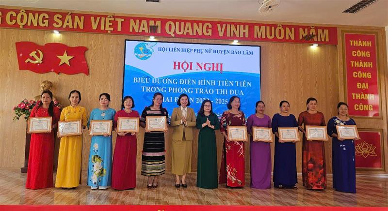 LHPN huyện Bảo Lâm trao giấy khen tập thể, cá nhân có thành tích trong phong trào thi đua yêu nước trên các lĩnh vực giai đoạn 2020-2025.