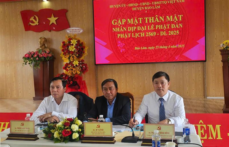 Chủ trì hội nghị
