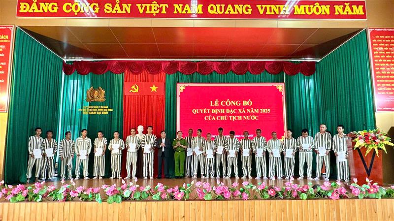Đồng chí Võ Ngọc Hiệp - Phó Chủ tịch UBND tỉnh Lâm Đồng và Đại tá Phùng Văn Huế - Giám thị Trại giam Đại Bình trao quyết định đặc xá cho các phạm nhân