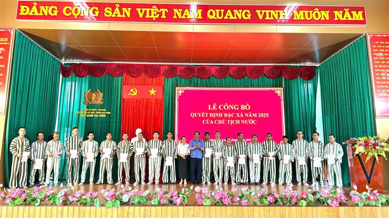 Đại diện lãnh đạo Viện kiểm sát nhân dân tỉnh và Tòa án nhân dân tỉnh trao quyết định đặc xá cho các phạm nhân