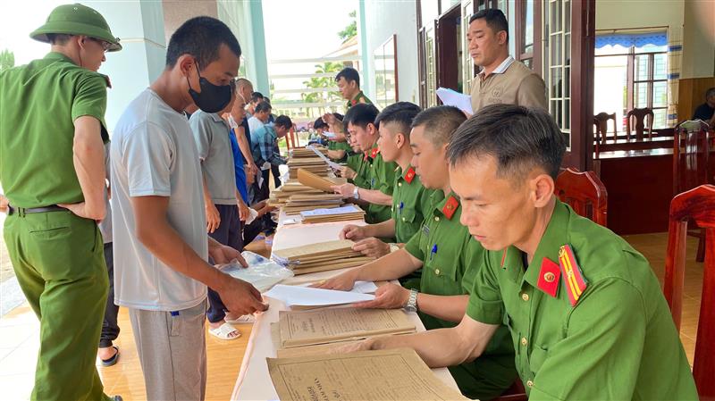 Những người được đặc xá hoàn tất các thủ tục để về với gia đình, làm lại cuộc đời