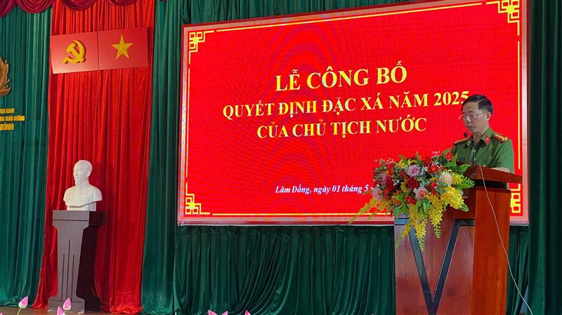 Đại tá Phùng Văn Huế - Giám thị Trại giam Đại Bình công bố quyết định đặc xá của Chủ tịch nước cho các phạm nhân