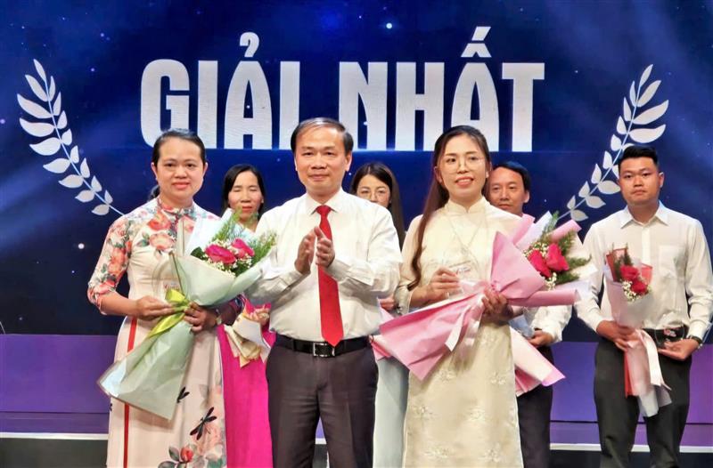 Ban Tuyên giáo Trung ương và Ban Dân vận Trung ương trao giải nhất cho cô Võ Thị Ngọc Ánh